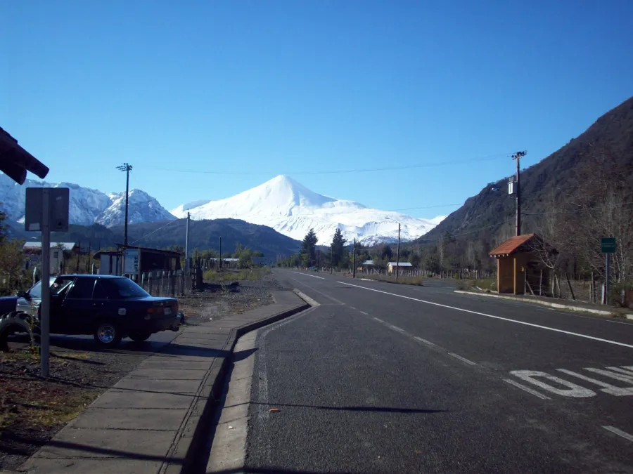 Volcán Antuco visto desde la carretera en la Región del Biobío, Chile.