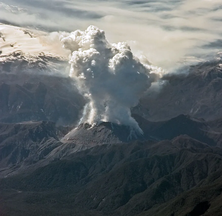 Columna eruptiva del volcán Chaitén en octubre de 2008, durante la erupción iniciada el 2 de mayo de ese año.