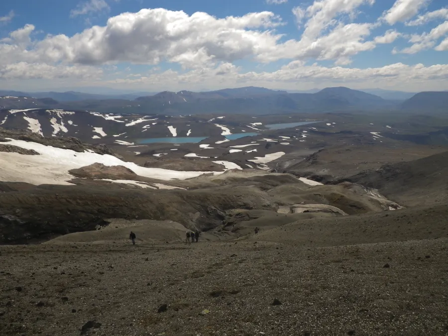 Vista panorámica hacia el este desde las laderas del volcán Copahue, frontera Chile–Argentina.