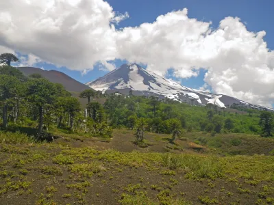 Volcán Llaima (3.125 m) con vegetación en sus laderas, Región de La Araucanía, Chile.