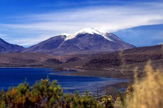 Volcán Guallatiri, estratovolcán cubierto de hielo en la frontera norte de Chile, Región de Arica y Parinacota.