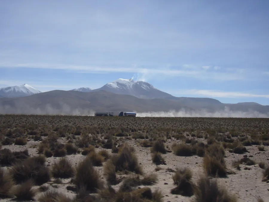 Volcán Guallatiri visto desde la ruta A-235, frontera norte de Chile, Región de Arica y Parinacota.