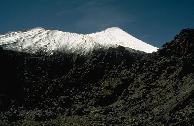 Volcán Antuco visto desde el noroeste, estratovolcán junto a Laguna de la Laja, Chile.