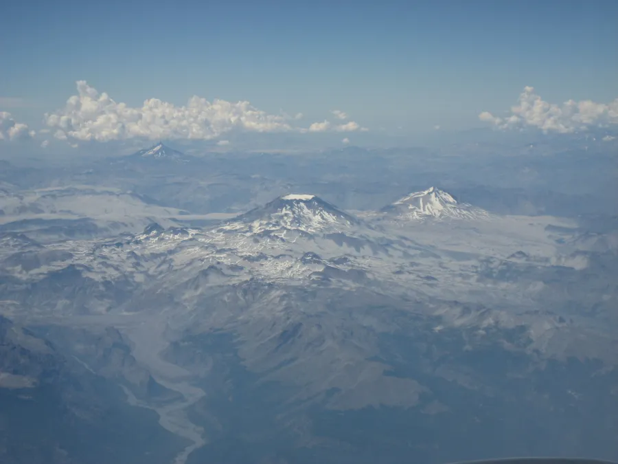 Panorámica aérea de Descabezado Grande y Cerro Azul, Grupo Descabezados, Región del Maule, Chile.