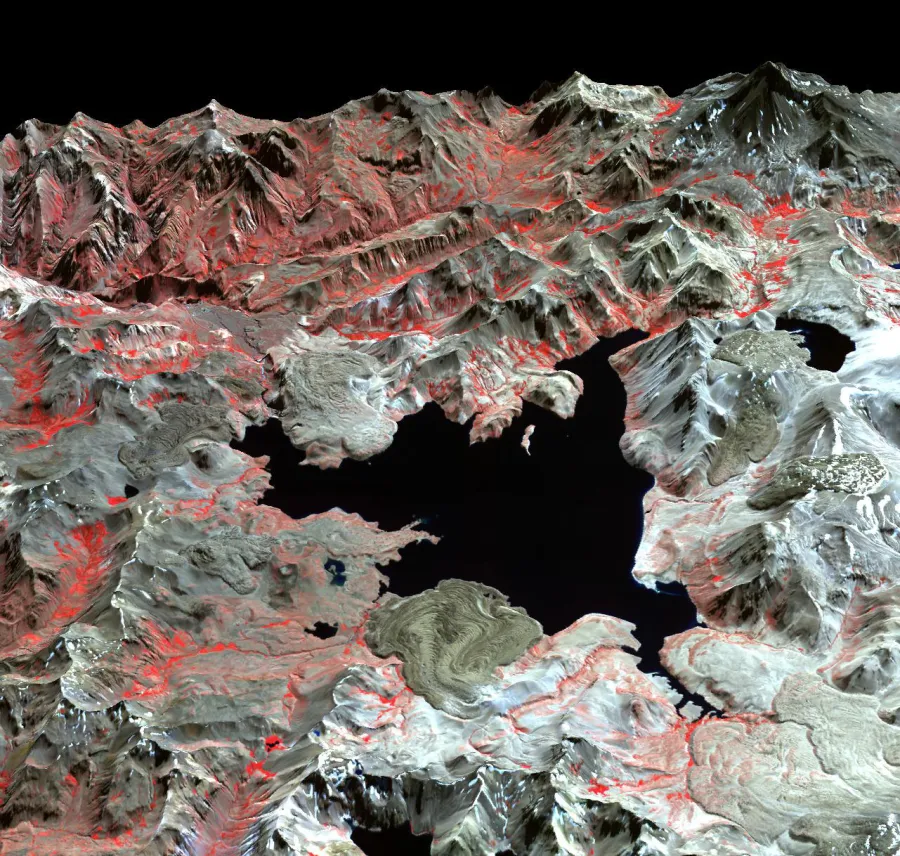 Imagen satelital del campo volcánico y caldera Laguna del Maule (Región del Maule, Chile–Argentina), NASA Earth Observatory.