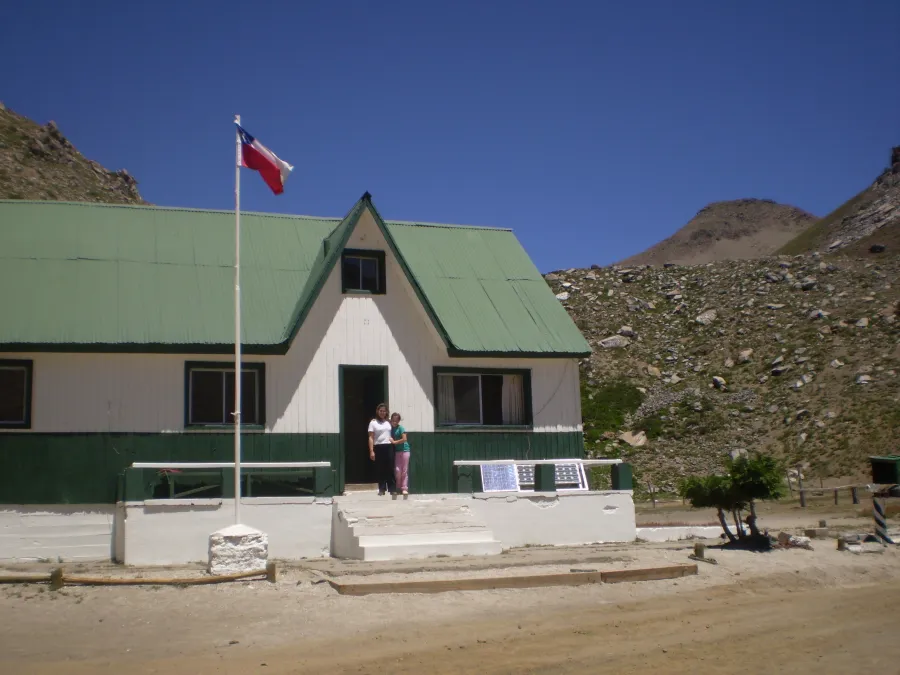 Paisaje de alta montaña junto a la Laguna del Maule, en el límite Chile–Argentina (Región del Maule).