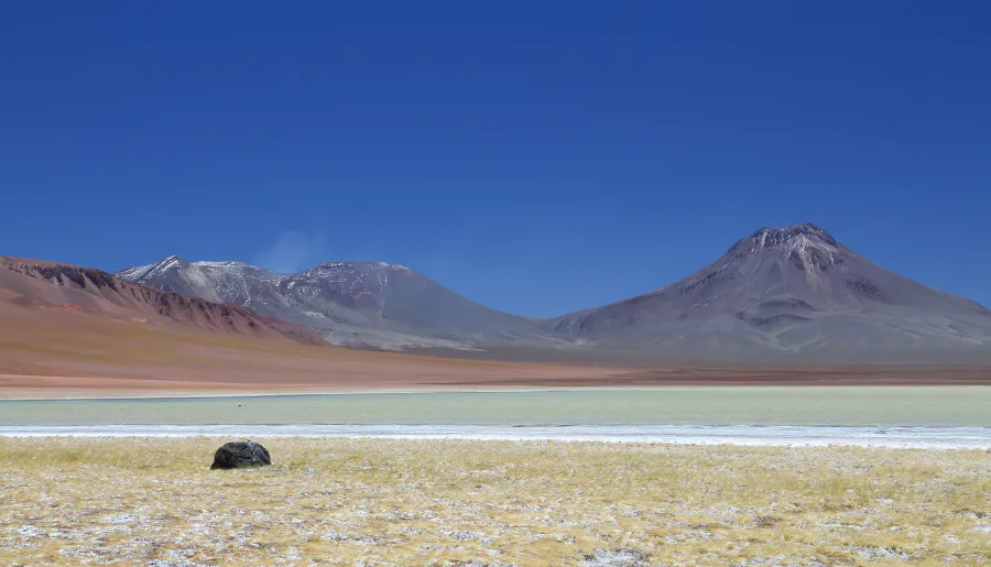 Volcán Láscar (izquierda) y Aguas Calientes (derecha) en la Zona Volcánica Central de los Andes, Región de Antofagasta, Chile.