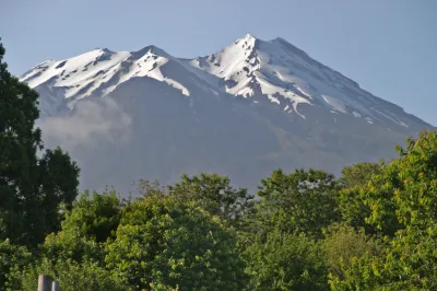 Volcán Calbuco (2.003 m), estratovolcán de la Región de Los Lagos, Chile, visto de frente.