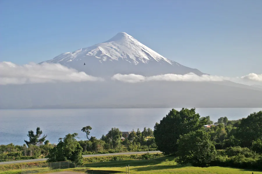 Volcán Osorno, estratovolcán cónico nevado de la Región de Los Lagos, Chile.