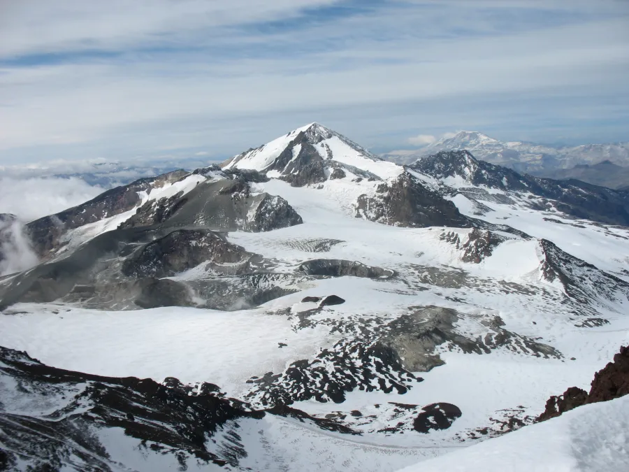 Complejo volcánico Planchón-Peteroa en la frontera Chile–Argentina, Andes centrales.