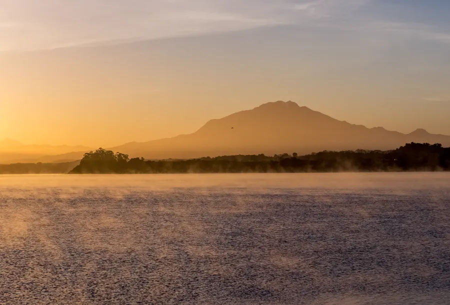 Amanecer sobre el lago Llanquihue con el volcán Calbuco al fondo, cerca de Puerto Varas, Chile.