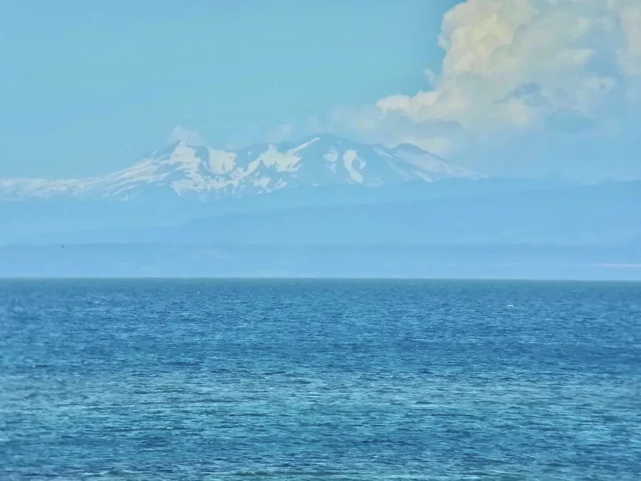 Complejo volcánico Puyehue–Cordón Caulle visto desde el área de Llanquihue, sur de Chile.