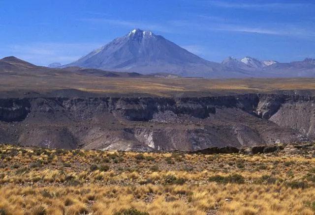 Volcán Tacora, estratovolcán del extremo norte de Chile en la Región de Arica y Parinacota.