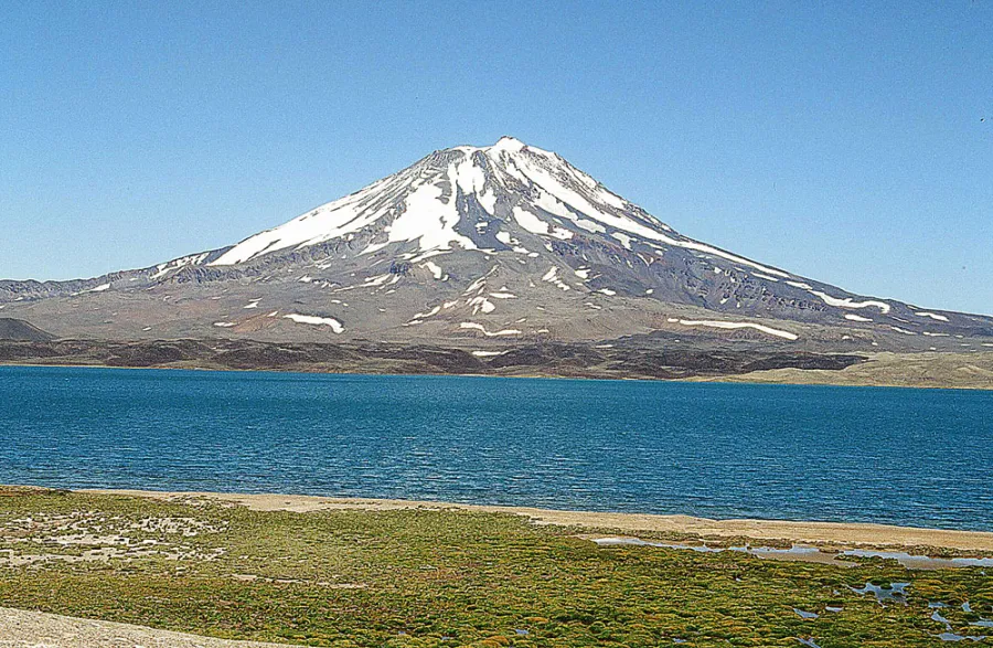 Panorama del volcán Maipo sobre el Lago Diamante, frontera Chile–Argentina.