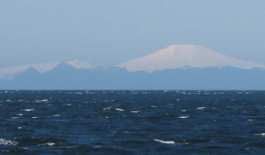 Vista amplia del volcán Michinmahuida desde Chacao, Región de Los Lagos, Chile.