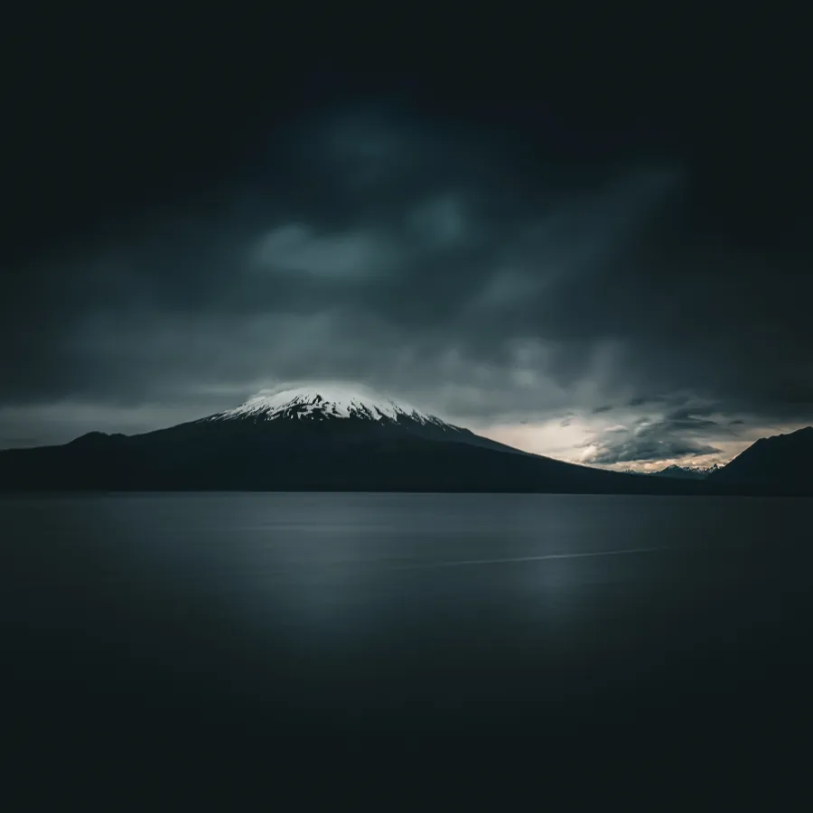 Panorama del volcán Osorno con el lago Llanquihue en primer plano, Región de Los Lagos.