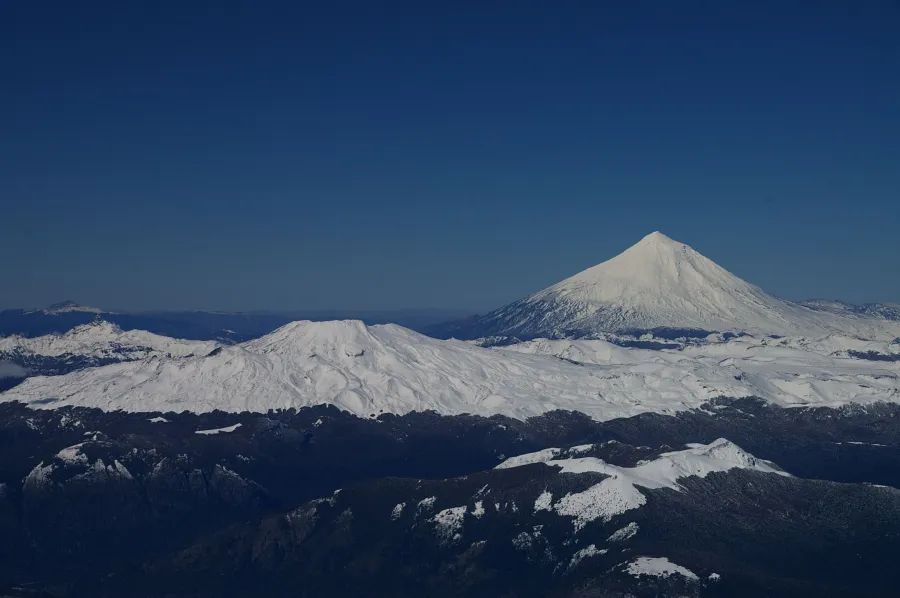 Panorama de los volcanes Quetrupillán y Lanín en la cordillera de La Araucanía.