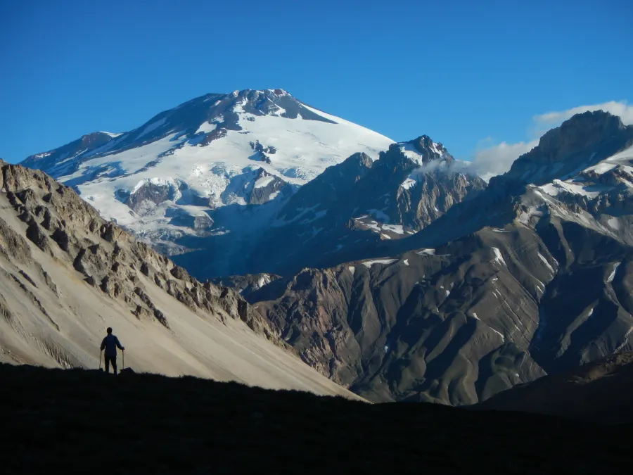 Valle del río Azufre y panorama del volcán San José, Región Metropolitana, Chile.