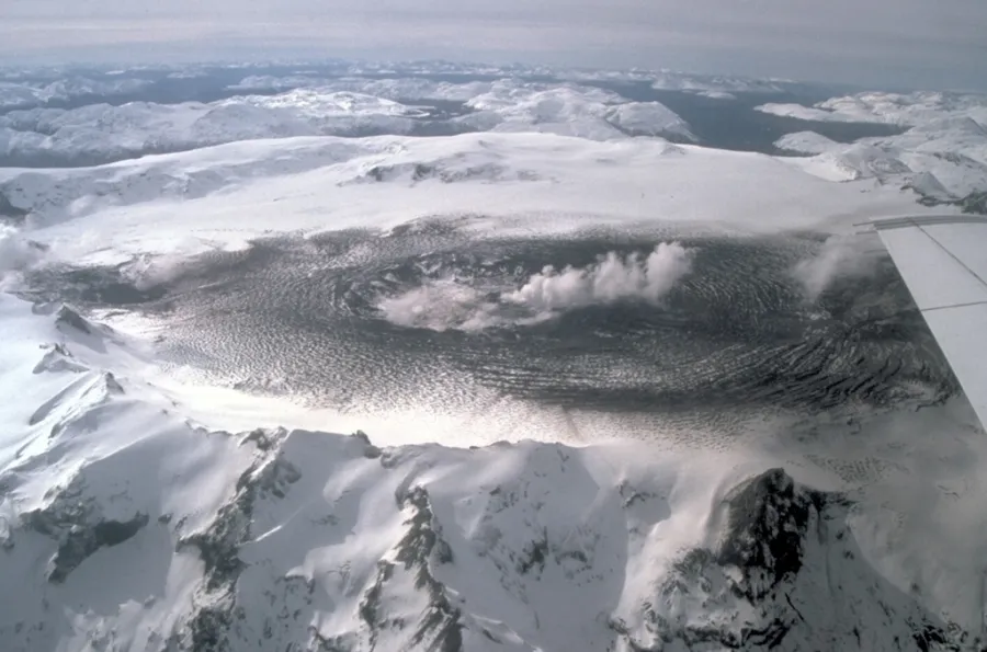 Vista aérea del Cerro Hudson (Aysén, Chile) con su caldera glaciar y penacho de vapor, durante la erupción de 1991.