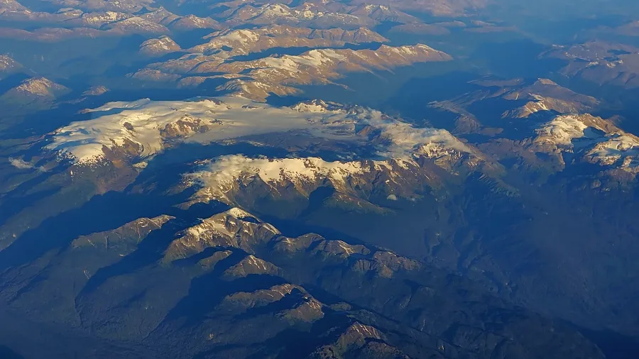 Panorámica de la caldera del Volcán Hudson mirando al este, con el casquete de hielo y cordillera de Aysén.